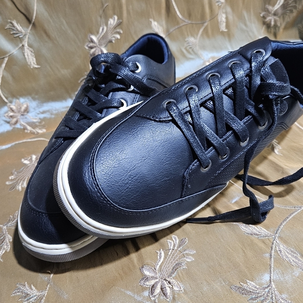 Men's Black Leather Casual Sneakers - Picture 7 of 17